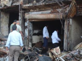 Fire destroyed business: Shops continued to smolder for the second day, shopkeepers kept searching for goods in the pile of ashes